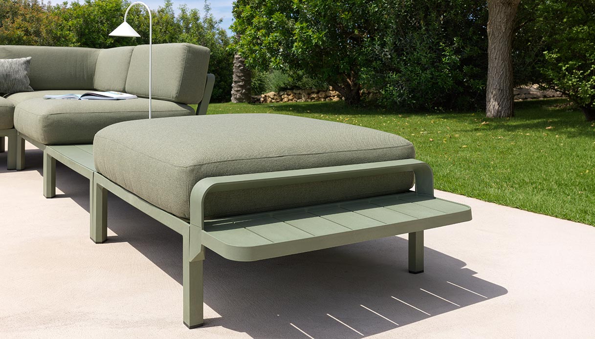 Divano modulare outdoor MAXIMO di Nardi in resina rigenerata con chaise longue verde