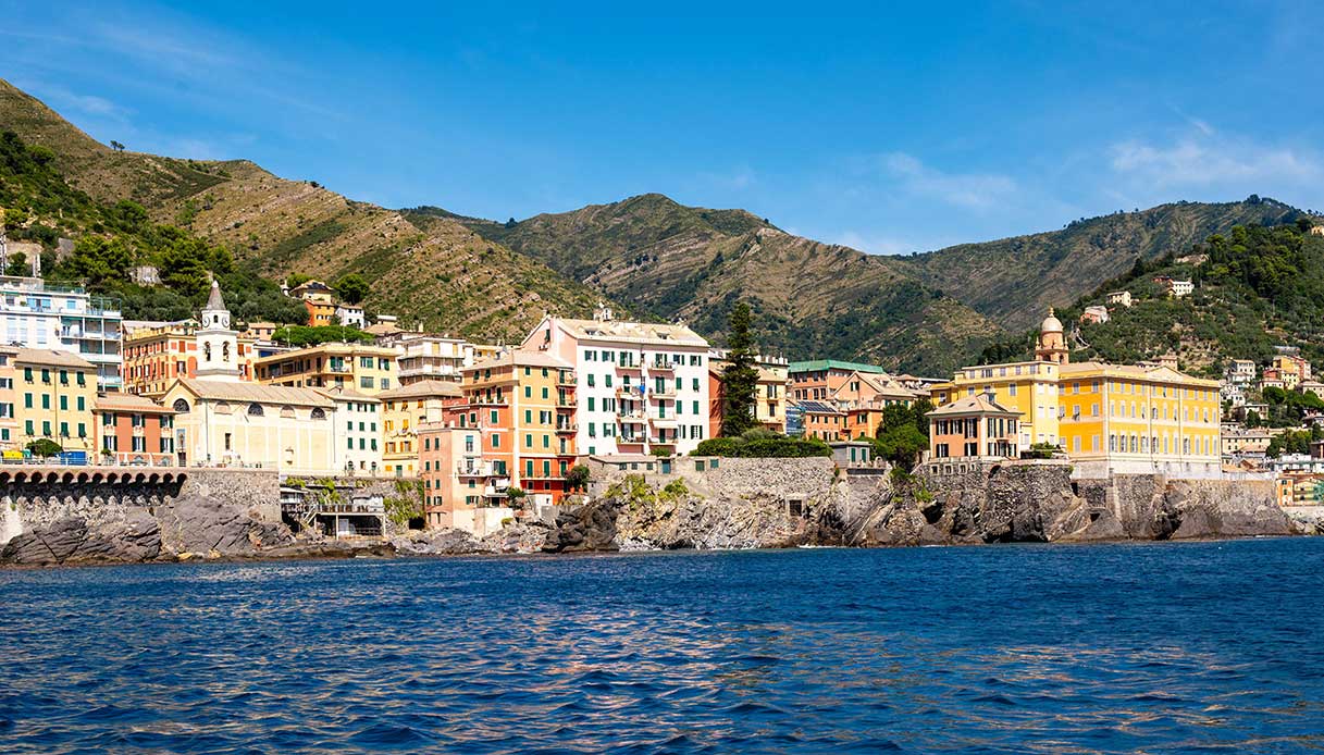 Costa di Nervi con case affacciate sul mare e colline sullo sfondo