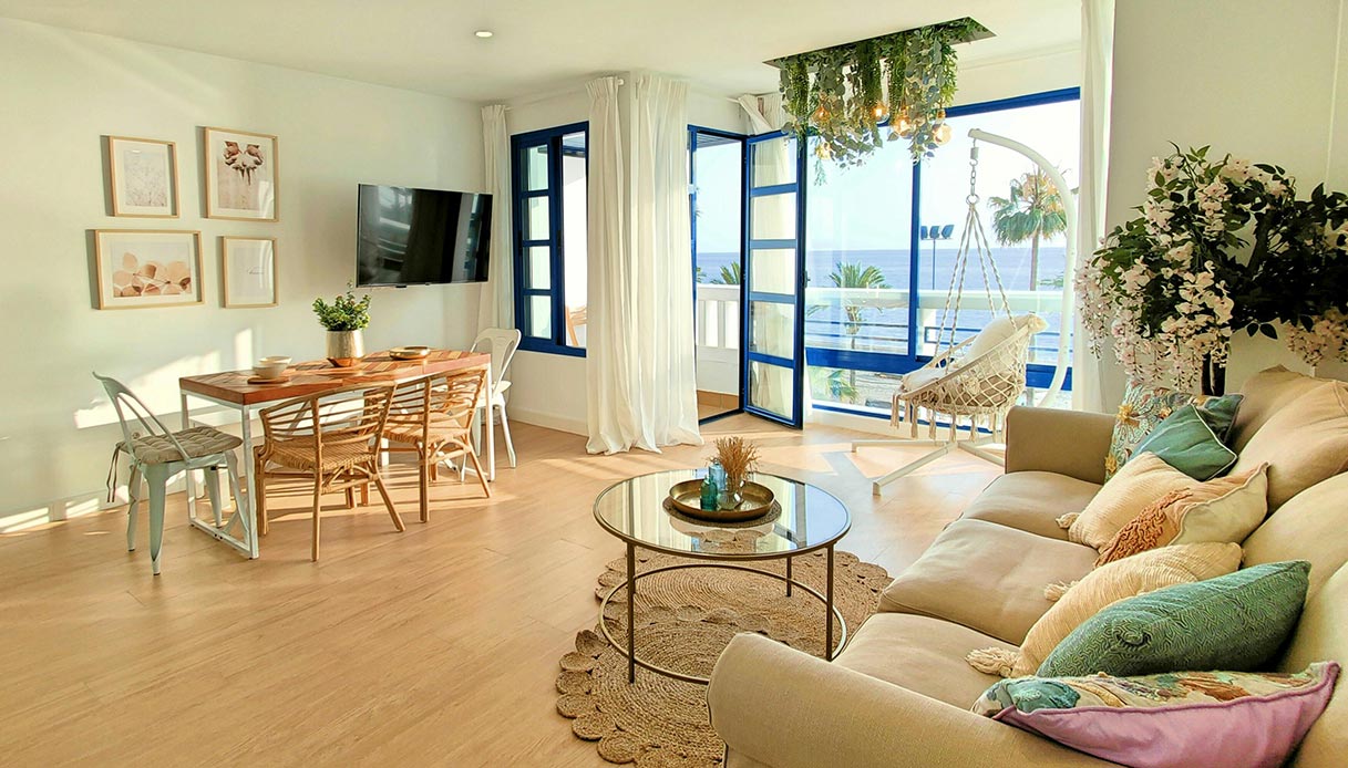 open space con luce naturale arredi chiari e finestre aperte