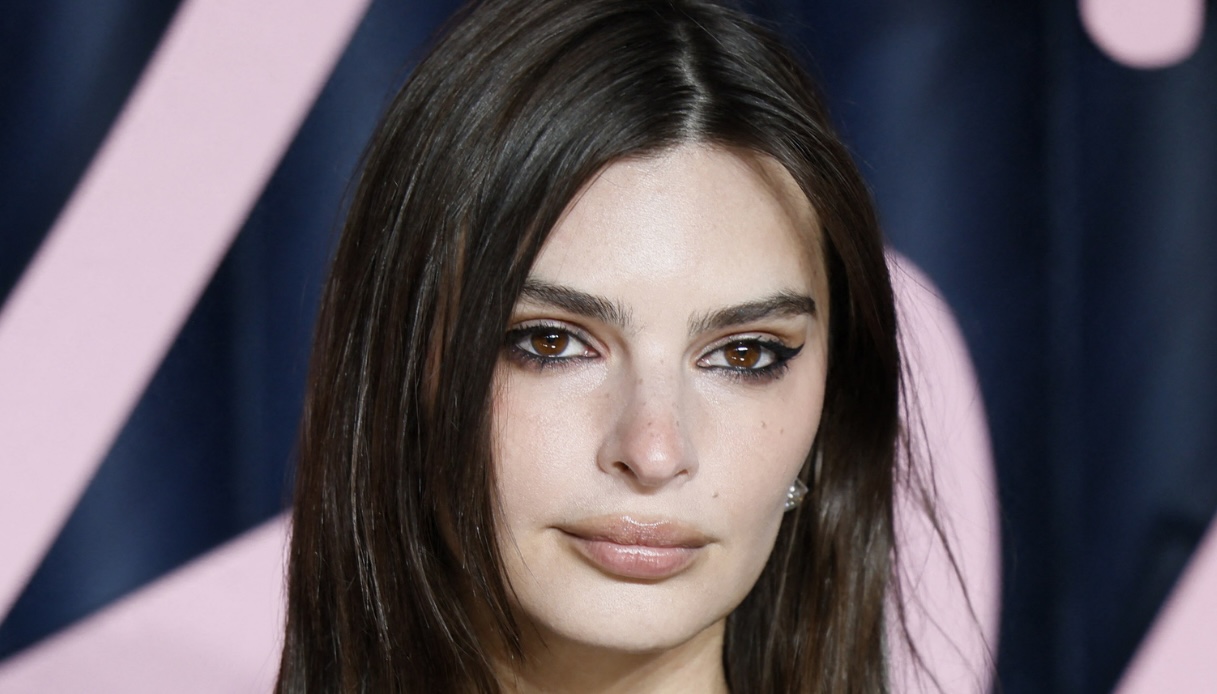 Paris Fashion Week, Emily Ratajkowski dimentica il top e si presenta così alla sfilata