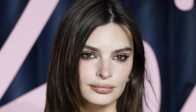 Paris Fashion Week, Emily Ratajkowski dimentica il top e si presenta così alla sfilata