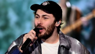 Stasera a letto tardi, anticipazioni del 3 marzo: i The Jackal accolgono Carlo Conti