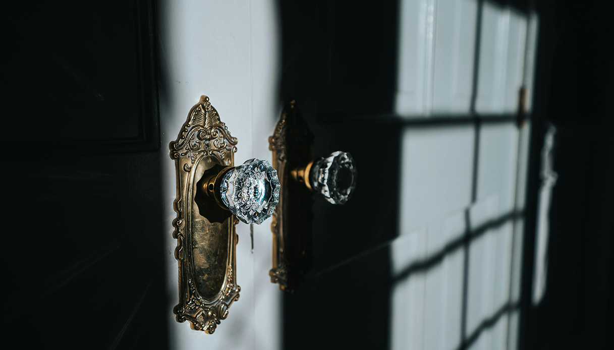 Pomelli in vetro su porta dallo stile vintage con placca decorata