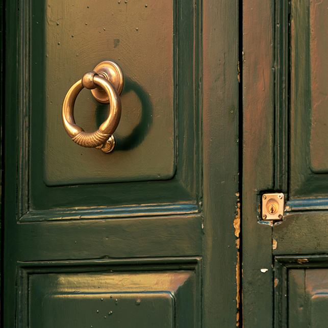 Porta verde con maniglia ad anello in ottone dal gusto retrò
