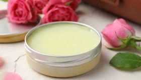 I profumi solidi sono la soluzione comoda e chic per avere la tua fragranza preferita sempre con te