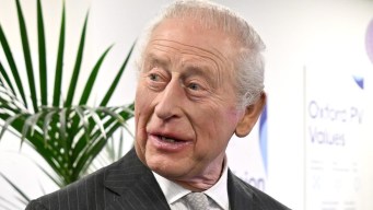 Re Carlo, il momento imbarazzante durante una visita: così reagisce alla gaffe