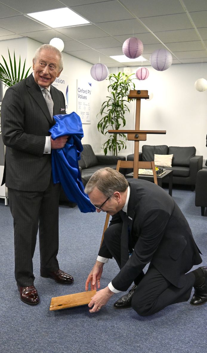 Re Carlo fa cadere la targa durante la visita