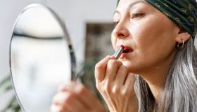 Un rossetto per ogni età: 10 migliori lipstick idratanti e cremosi per le over 50