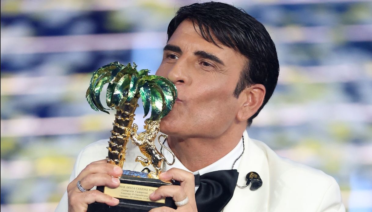 Sal Da Vinci vince Sanremo 2026, in ginocchio all’Ariston: “Lo dedico alla mia famiglia e a Napoli”