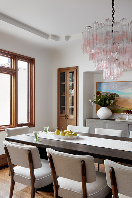 Sala da pranzo con lampadario decorativo e tavolo in legno