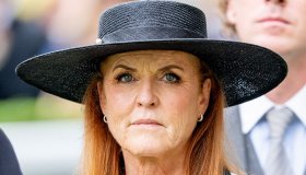Re Carlo, Sarah Ferguson in fuga in America: “Si sente in pericolo”