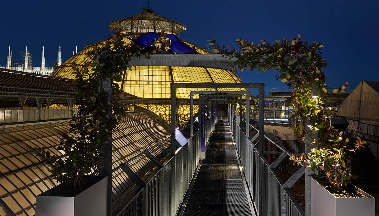 passerella metallica della secret walk highline milano illuminata di notte