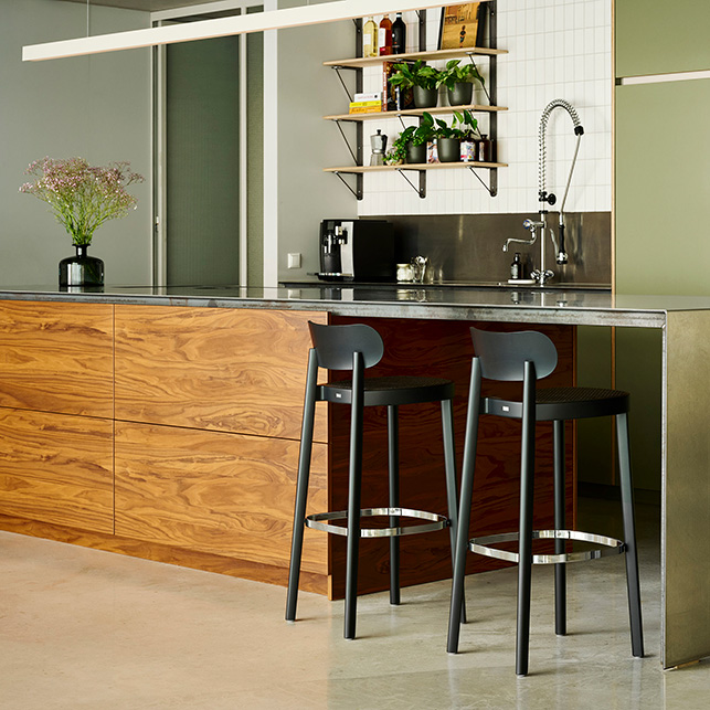sgabelli Thonet design cucina moderna con struttura metallica