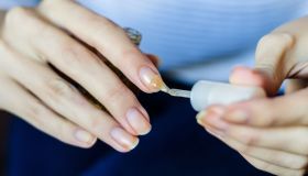 Ti si è rotta un’unghia? Non farne un dramma, ti basta questa ”colla” da pochi euro per salvare la tua manicure