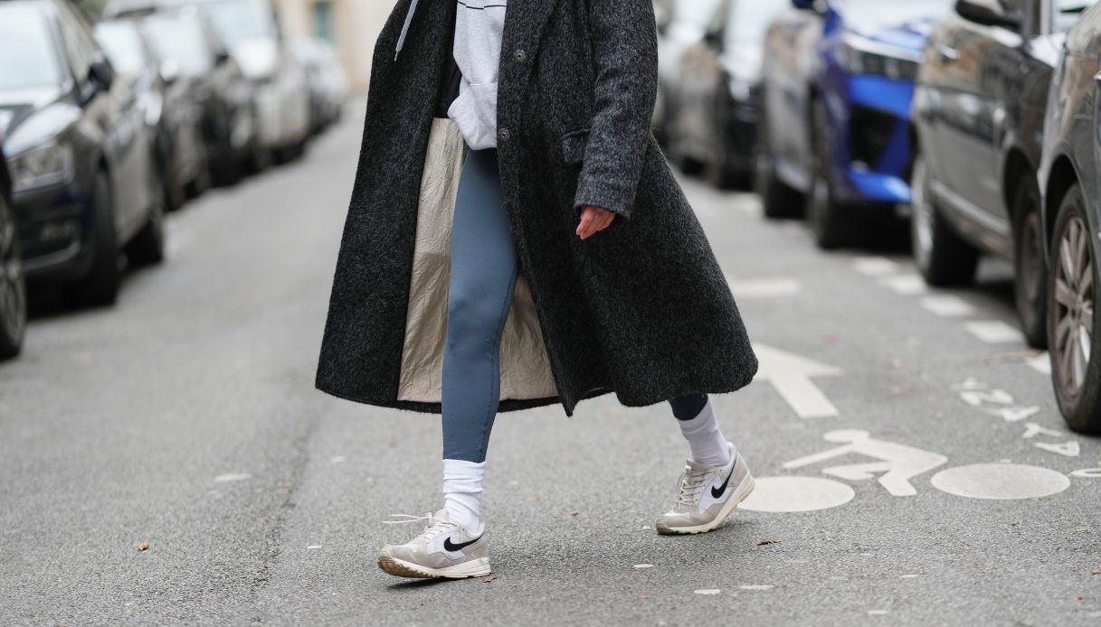 Bye Bye tacchi, le sneakers bianche sono le scarpe effortless della primavera da indossare all day. Dall’ufficio all’aperitivo