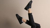 Le sneakers nere sono ancora le scarpe passe-partout da indossare da mattina a sera. Anche in primavera. 12 modelli in offerta