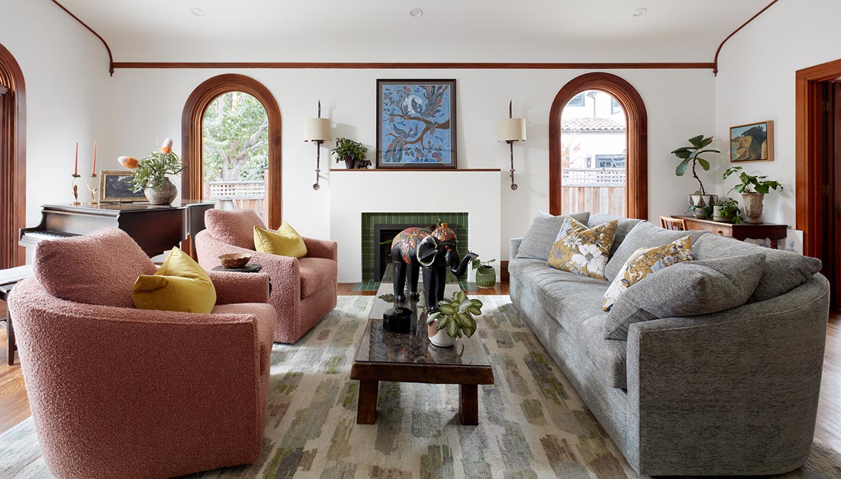 Soggiorno con divano moderno e finestre ad arco in legno