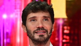 Affari Tuoi, Stefano De Martino lascia il posto a Herbert. Poi porta fortuna (ma non basta)
