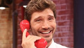 Affari Tuoi, Stefano De Martino scatenato finisce a ballare sul tavolo