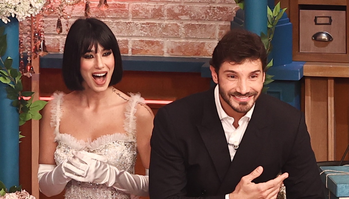 Affari tuoi, De Martino torna ma la puntata è flash. E con Martina Miliddi il feeling è evidente