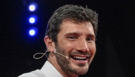 Stasera tutto è possibile, pagelle dell’11 marzo: De Martino sacrificato (5), fateci ridere coi fuorionda (9)