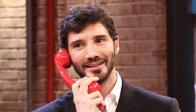 Sanremo 2026, Fiorello chiama De Martino dopo il passaggio di testimone di Conti: “Buona fortuna”