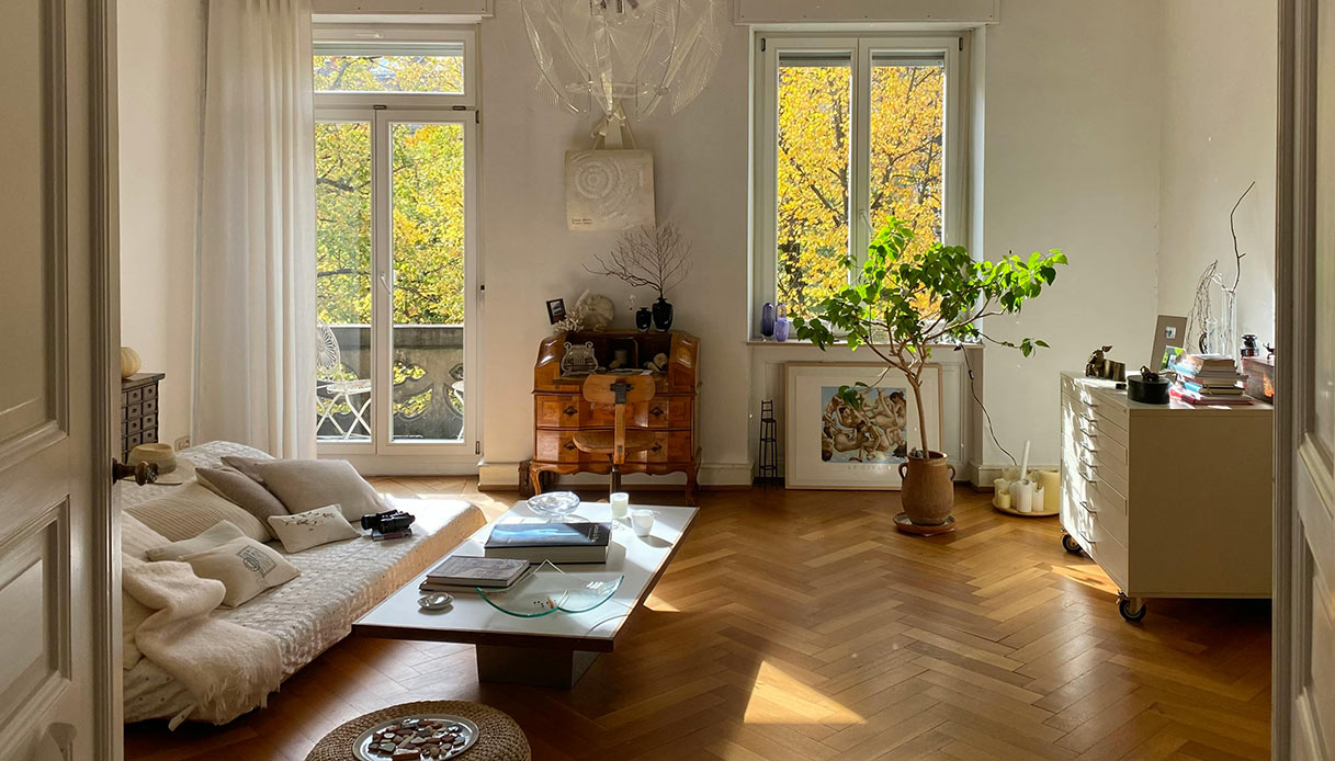 soggiorno luminoso con parquet a spina di pesce e arredi in stile parigino