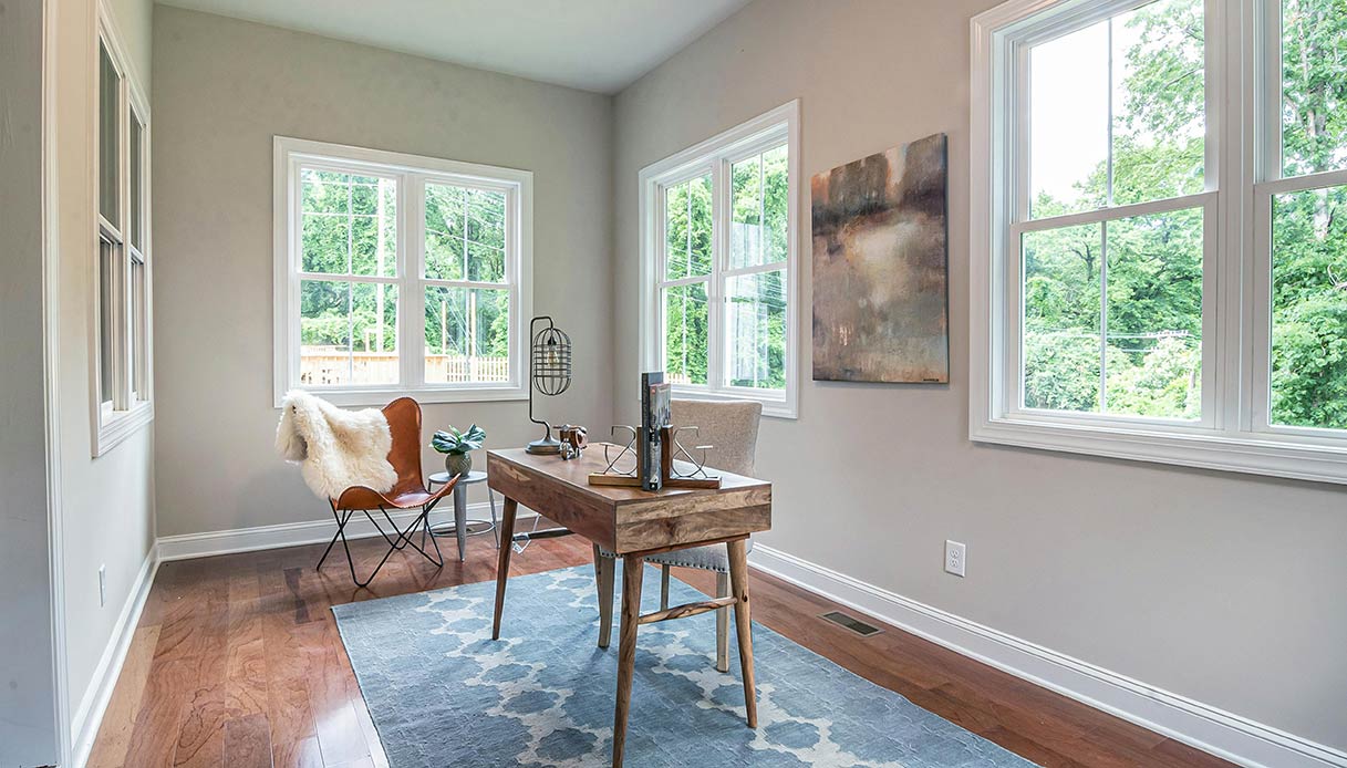 studio in casa con finestre e luce naturale su scrivania