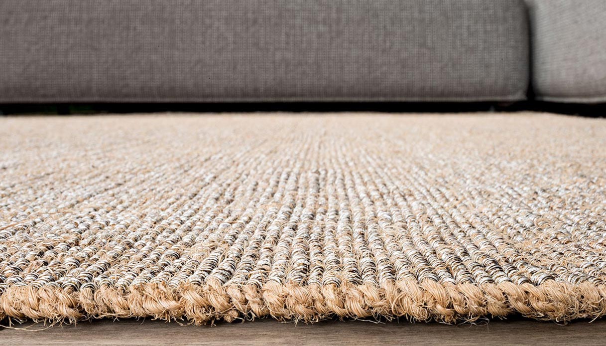 Dettaglio di tappeto intrecciato in fibra naturale con texture materica