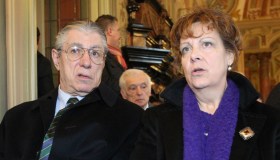 Morto Umberto Bossi, l’amore infinito per la moglie Manuela: quando si sono conosciuti