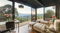 Balcone double face con schermature intelligenti per vivere l’outdoor in primavera