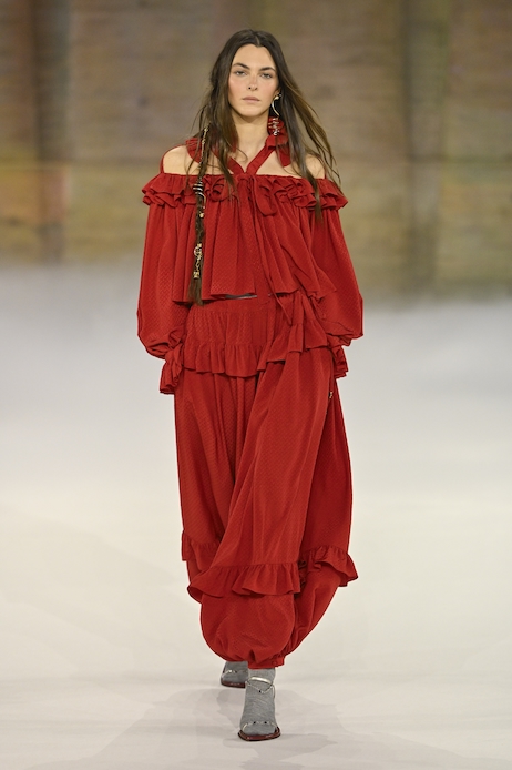Vittoria Ceretti alla Paris Fashion Week 2026 con look rosso Chloe