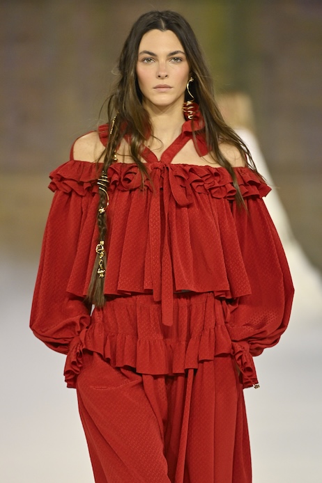 Vittoria Ceretti in passerella alla Paris Fashion Week 2026 con look total red Chloe