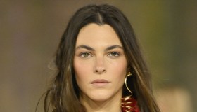 Vittoria Ceretti in total red: il look che non passa inosservato