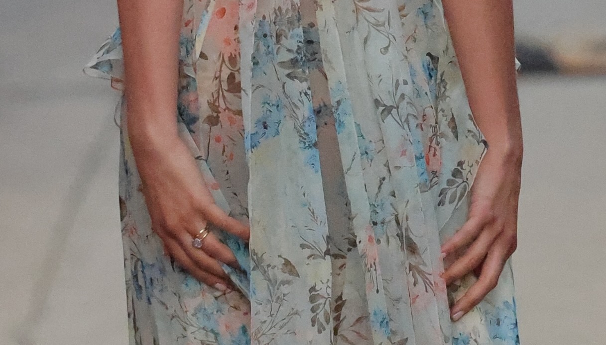 Zendaya di spalle a Los Angeles per Jimmy Kimmel con abito halter floreale e maxi fiocco sul retro