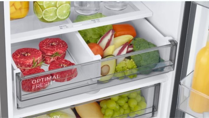 Un frigorifero aperto con frutta e verdura all'interno