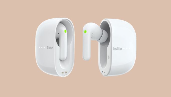 Auricolari bianchi Timekettle M3 che fuoriescono dalla loro custodia di ricarica su sfondo beige.