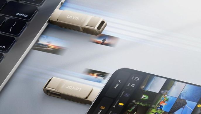 Due chiavette Dual Drive Lexar con connettori USB-C e USB-A che trasferiscono foto da uno smartphone a un laptop