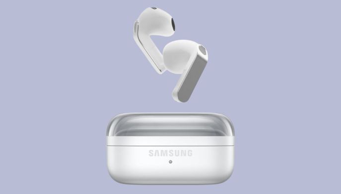 Auricolari Samsung Galaxy Buds4 bianchi dal design moderno con stelo grigio e custodia con coperchio trasparente.