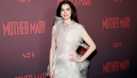 Anne Hathaway regina di stile: abito trasparente alla prima di “Mother Mary”