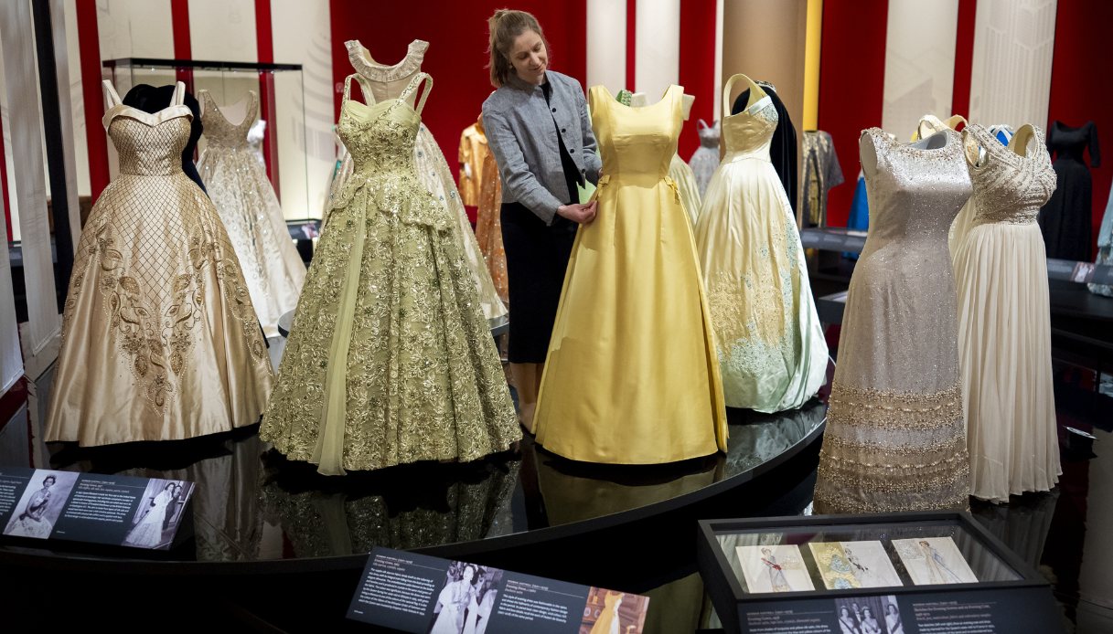 Alcuni abiti da sera della Regina Elisabetta esposti alla King's Gallery di Buckingham Palace