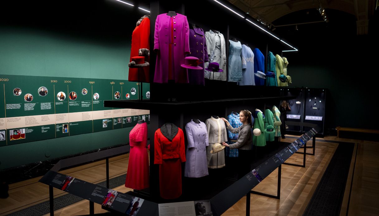 Alcuni abiti di Elisabetta II esposti alla King's Gallery di Buckingham Palace