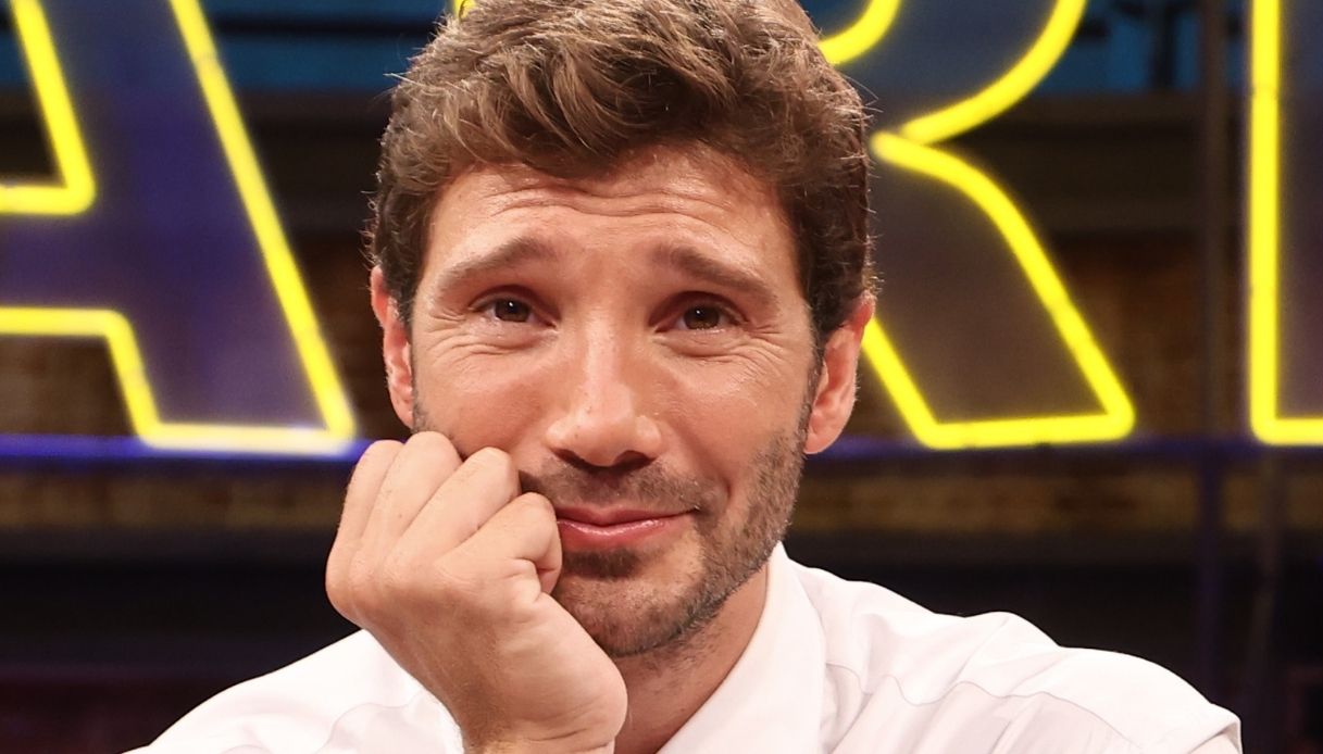 Affari Tuoi, Stefano De Martino prende il posto di Herbert. Il momento mozzafiato con Martina