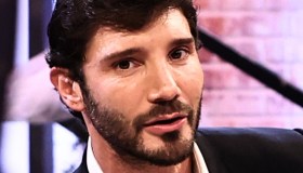 Affari Tuoi, De Martino si fa male e Martina Miliddi “sempre in mezzo”. Puntata da dimenticare