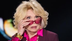 Amanda Lear a Belve: “Salvador Dalì era impotente. David Bowie? Faceva un po’ schifo”