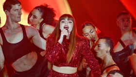 Annalisa conquista Mantova in total red: il look infuocato in tour