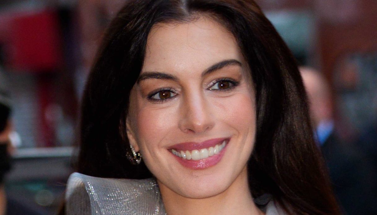 Anne Hathaway, quel look vedo-non vedo a New York che lascia senza fiato