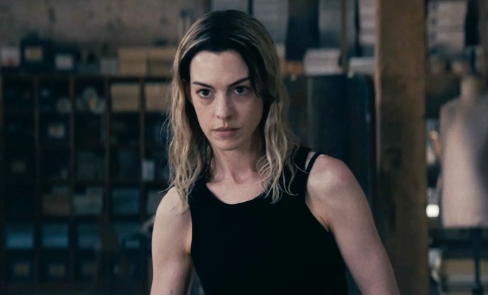 Anne Hathaway bionda e irriconoscibile per "Mother Mary", la scintillante metamorfosi in popstar