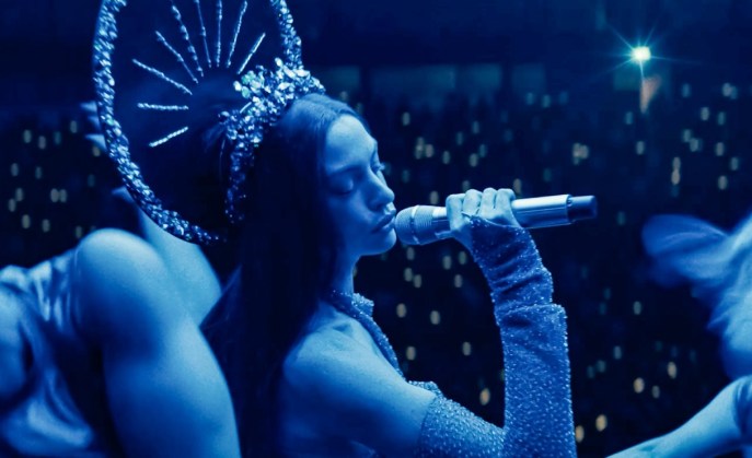 Anne Hathaway bionda e irriconoscibile per "Mother Mary", la scintillante metamorfosi in popstar