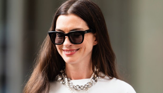 La collana di perle &egrave; ancora il gioiello pi&ugrave; chic di tutti, parola di Andy Sachs: indossala come Anne Hathaway ne "Il diavolo veste Prada 2"